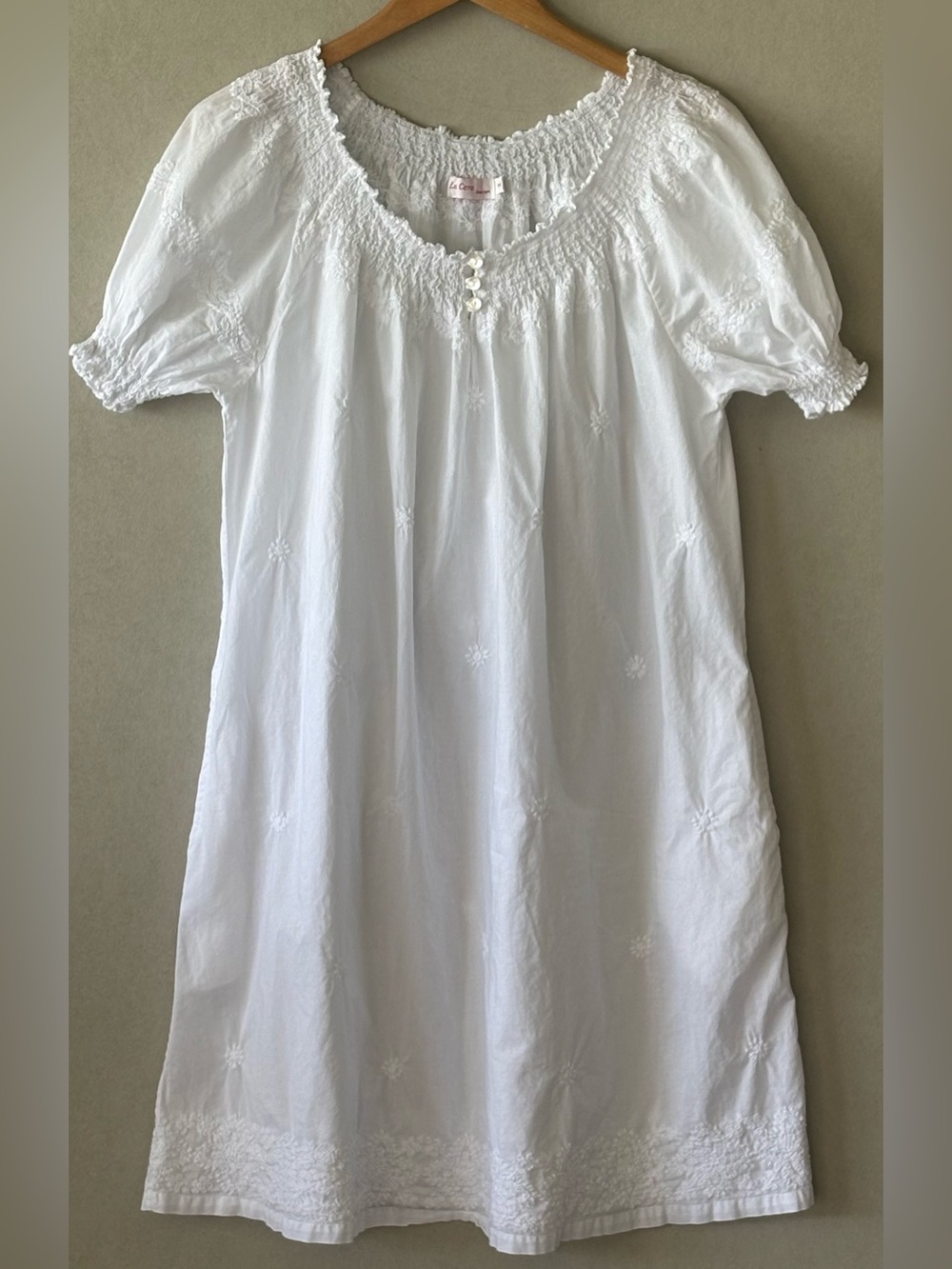 La Cera boutique size medium White Embroidered nightgown with pockets.